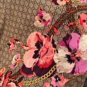 New 140x140 Authentic Gucci shawl/muffler